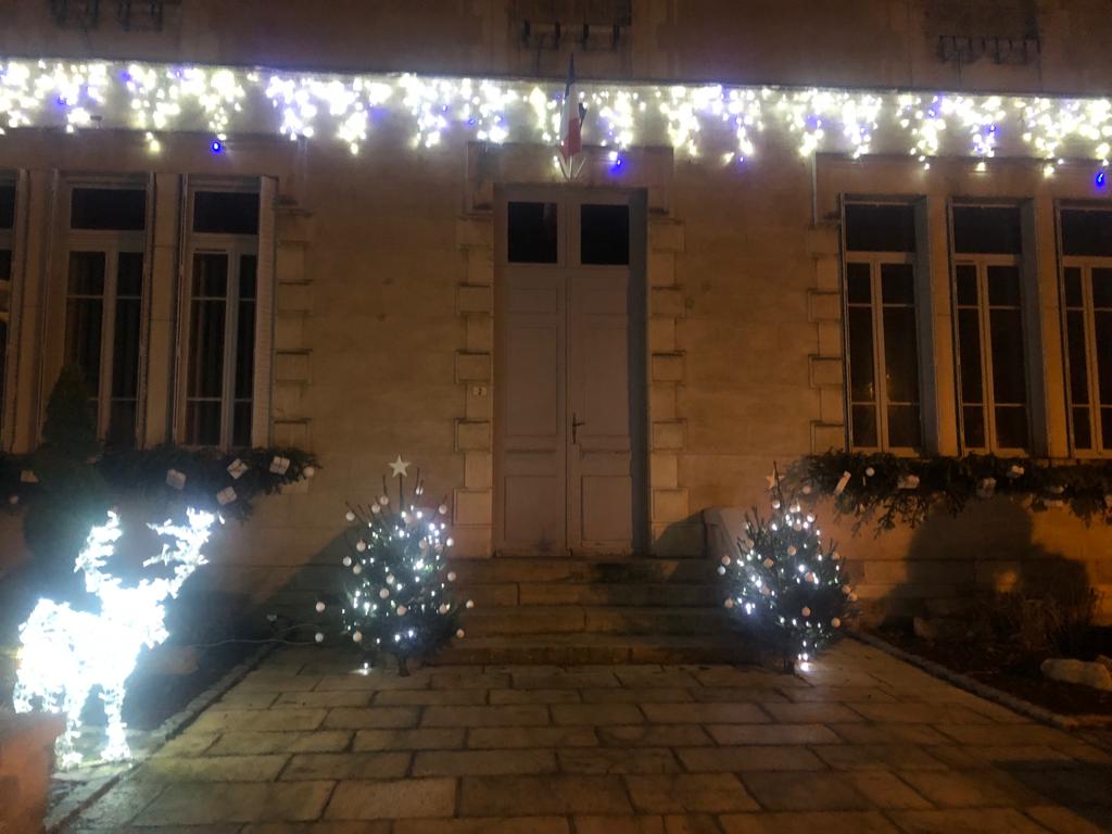 lumières devant la Mairie 