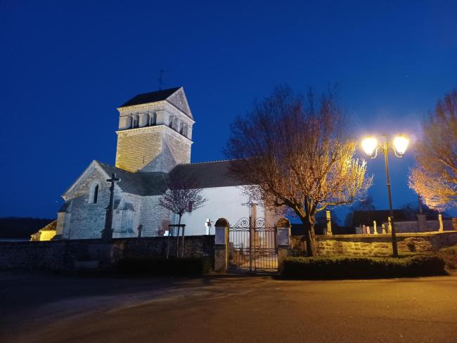 l'église  éclairée de nuit 